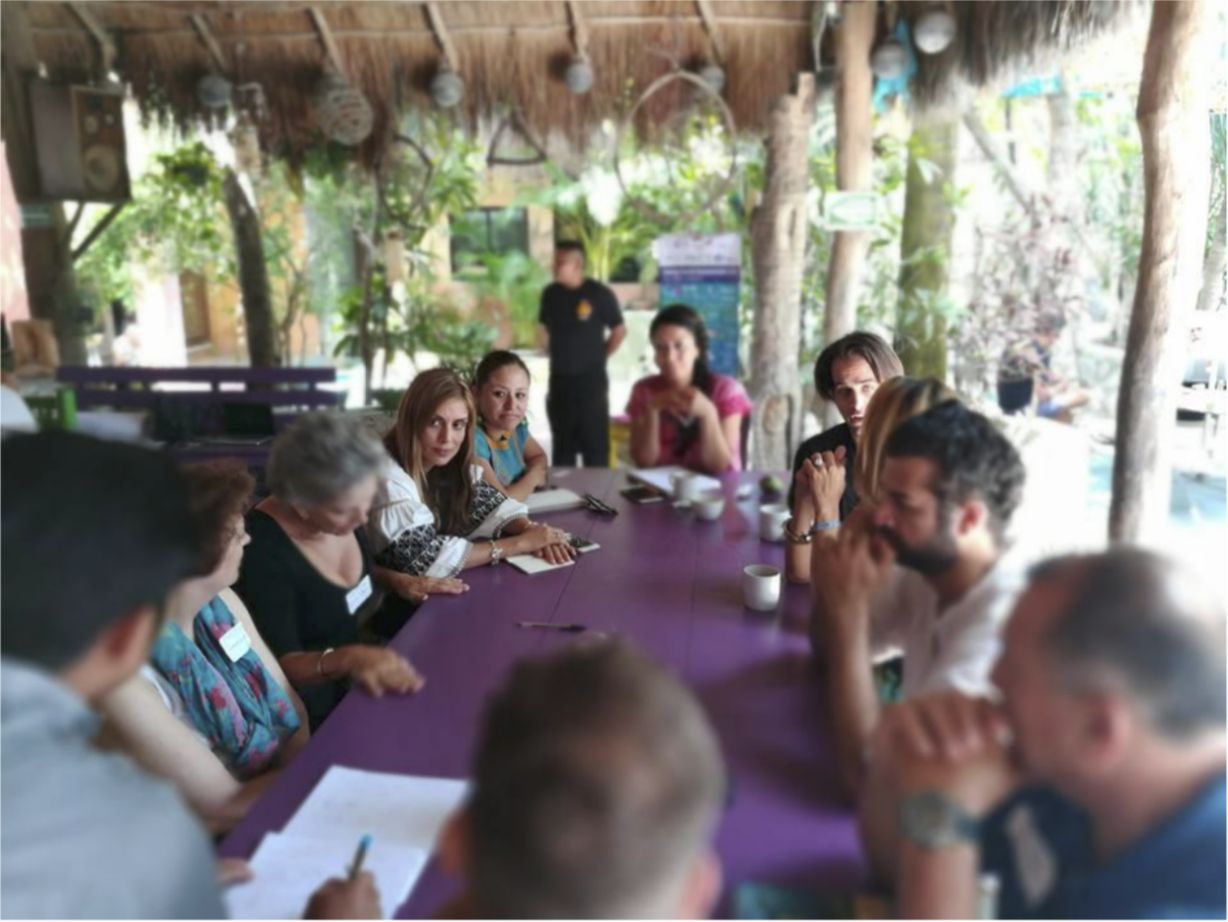 Mesa de trabajo y orados ambientas